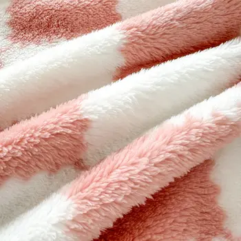件粉白法蘭絨熊貓毛毯,柔軟舒適,可作午睡毯,適用於沙發、床、辦公室等場所。 6 最佳銷售 奢華毛毯 - №6