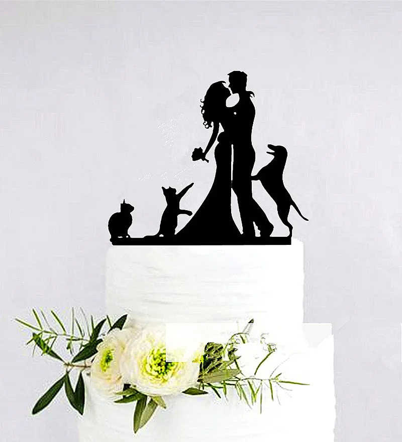 Novio y novia besándose con silueta de dos gatos y un perro, decoración acrílica para tartas de boda