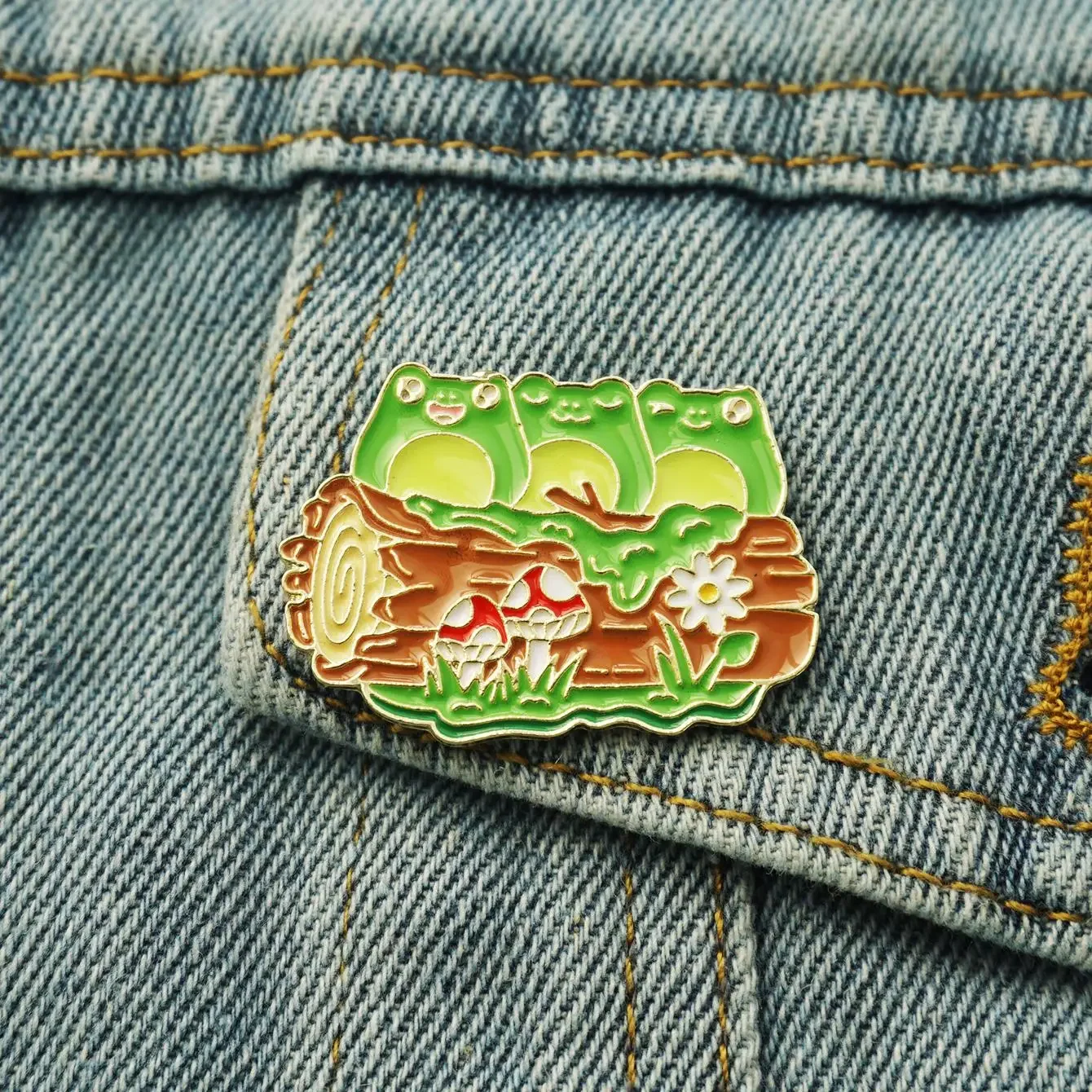 Kawaii Froggie Friends on Tree Log Enamel Pins Frogs Sitting on Tree Metal Badges Animal Lapel Pin for Jackets Jeans Brooch