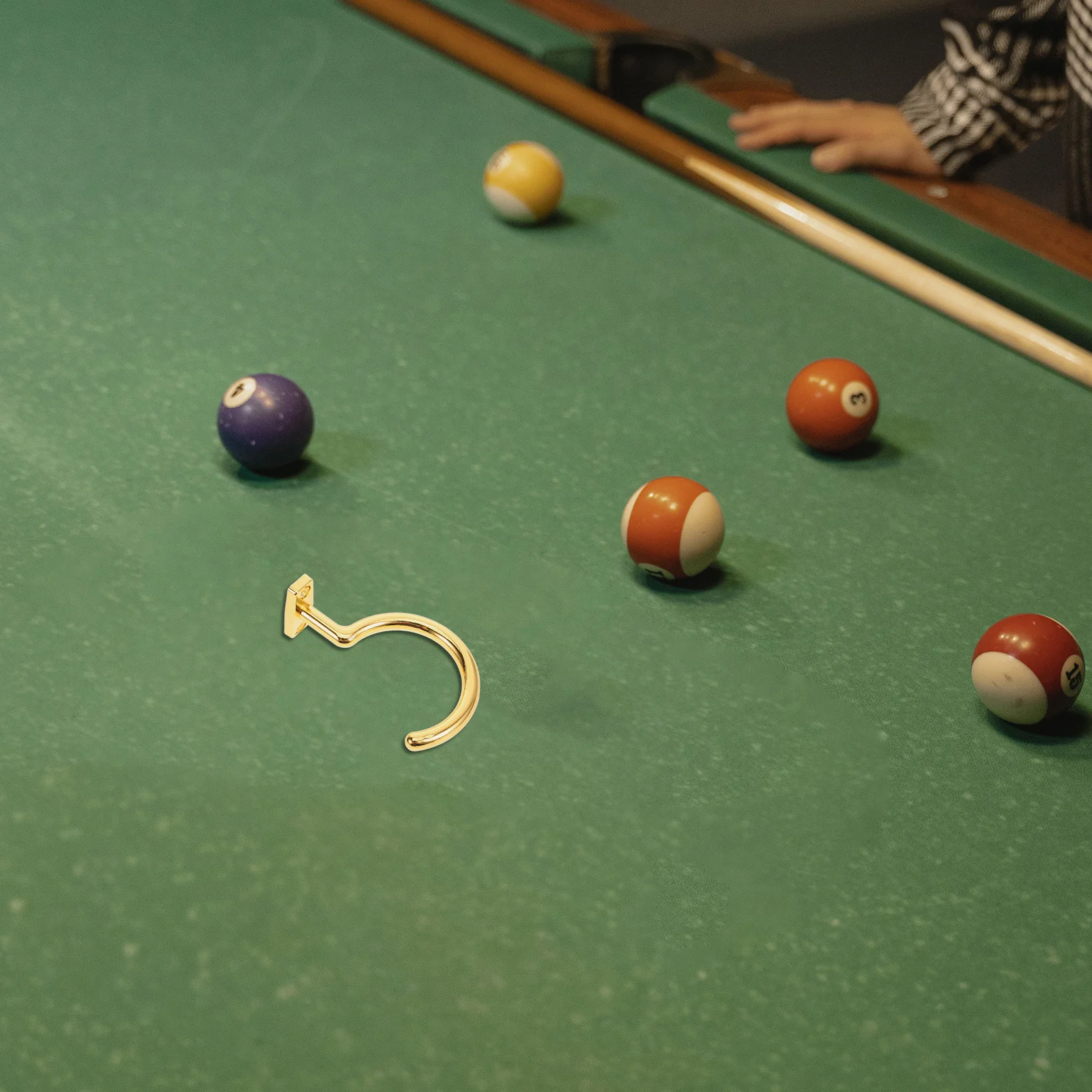 ตะขอแขวนไม้คิวสนุกเกอร์ โลหะเคลือบทอง อุปกรณ์เสริมโต๊ะบิลเลียด ที่วางไม้คิวพูล อุปกรณ์เสริมบิลเลียด