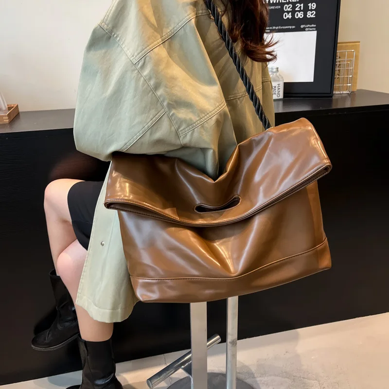 

2025 A/W New Women's Retro Tote | Large Capacity Underarm Bag | Minimalist Fashion Commute Crossbody