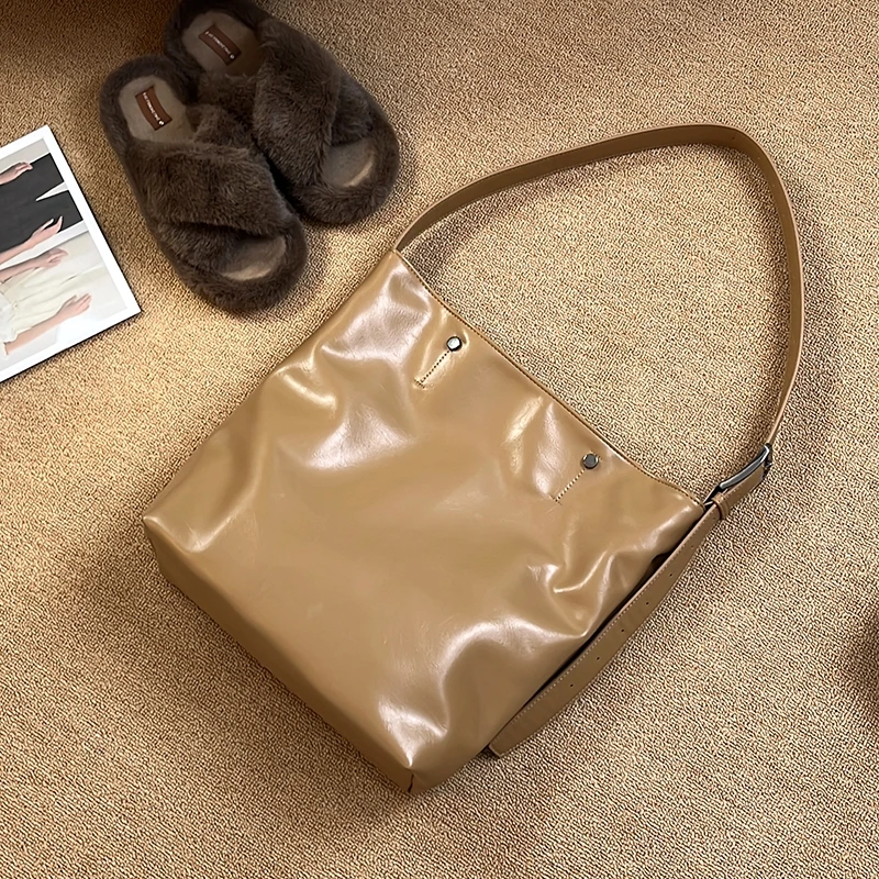 

Light Luxury Fashion Patent Leather Shiny Surface Bucket Shaped Shoulder Bag New Casual Versatile Crossbody Bag For Women Trendy