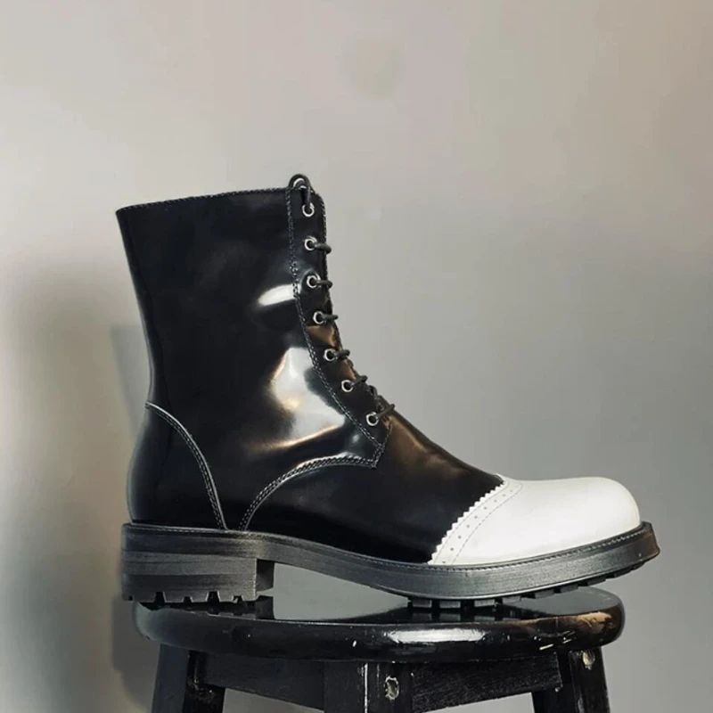 Botas de Motociclista para Hombre en Cuero Charolado Blanco y Negro, con Cordones, Cierre Lateral con Cremallera, Punta Reforzada, Tacón Grueso, Suela Gruesa, Botas de Moda a Media Pantorrilla