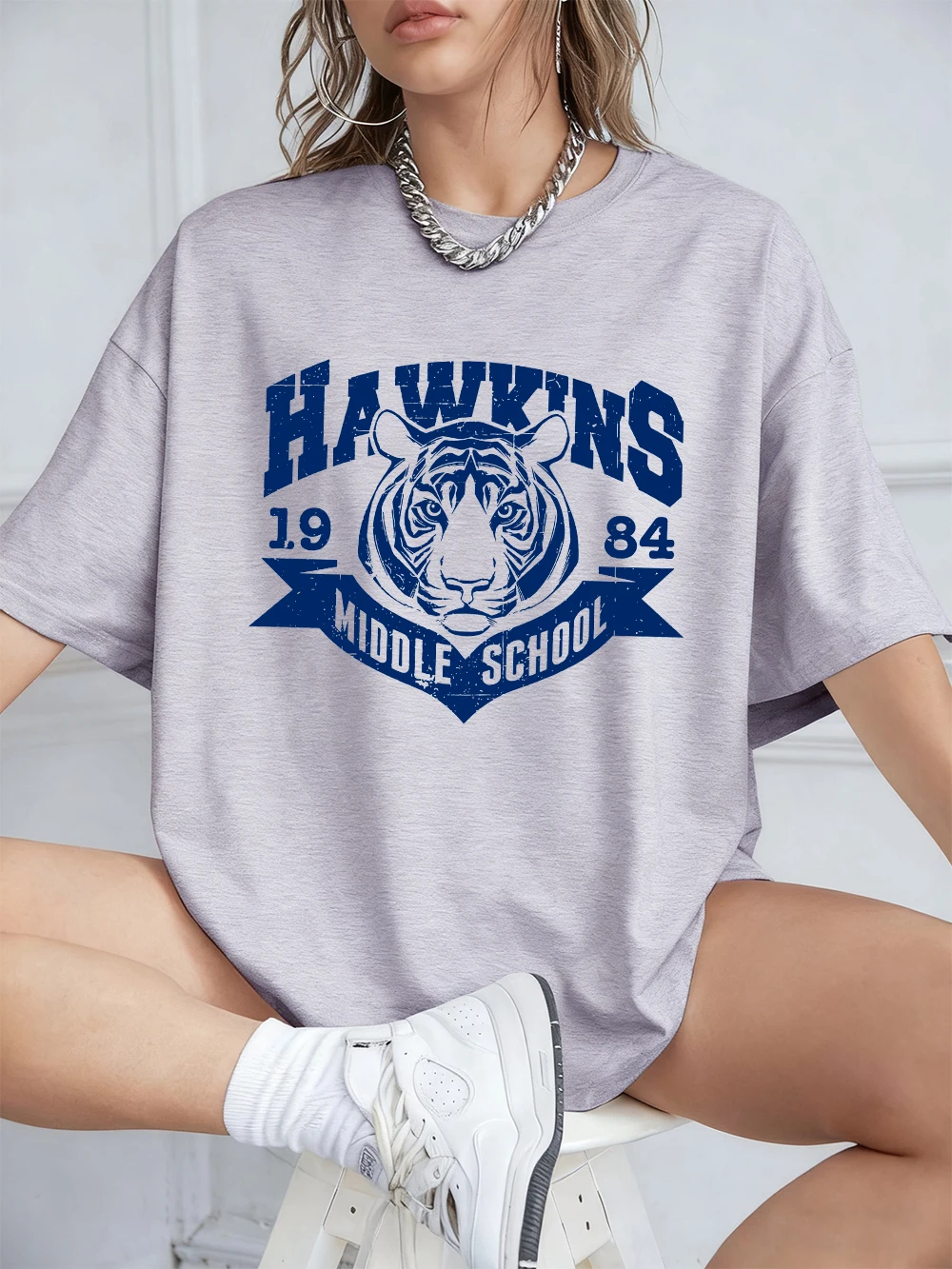 هوكينز المدرسة المتوسطة 1983 يطبع تي شيرتات قطن المرأة الصيف قصيرة الأكمام بلايز س الرقبة فضفاضة تي شيرت ملابس نسائية غير رسمية #2