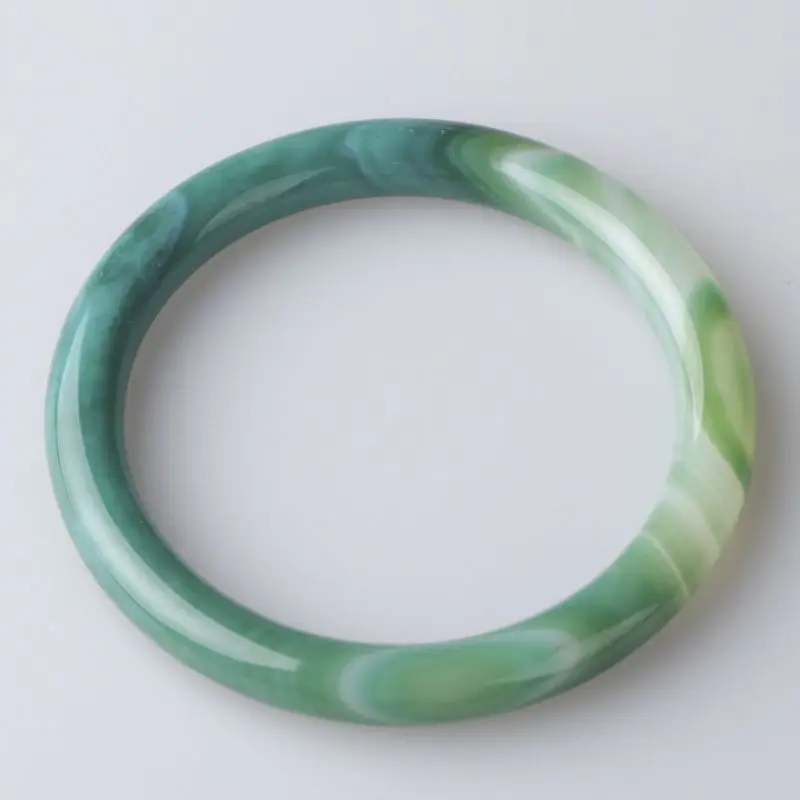 

Браслет из натурального и модного зеленого агата, подходящий для повседневного ношения