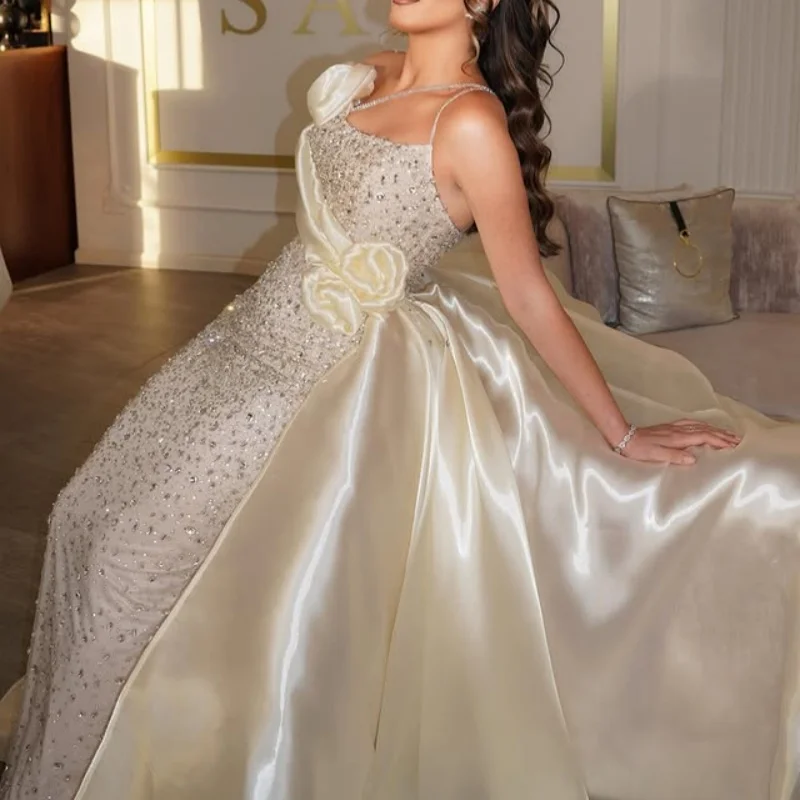 فساتين زفاف ذيل السمكة بيضاء عاجية لامعة مشد كريستال بريق الدانتيل صائق زهرة شكل فساتين الزفاف متعدد الطبقات صنع