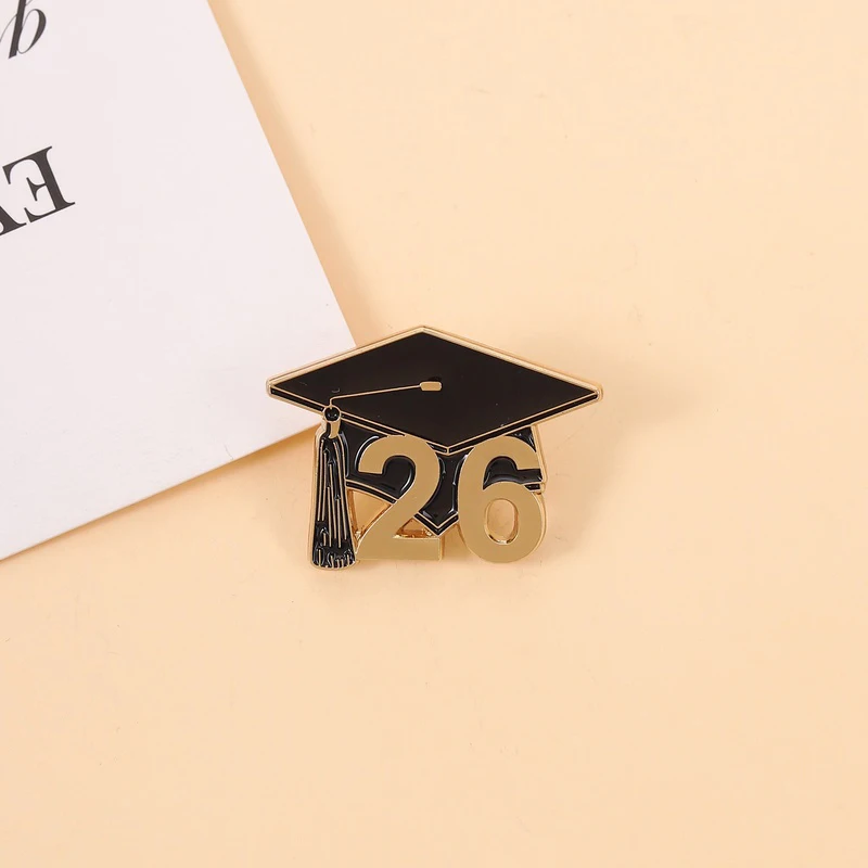 Abschlussfeier 2026 Mortarboard Emaille-Anstecknadel – Absolventenklasse 2026 Metallbrosche für Rucksack und Revers – Schmuckgeschenk für Absolventen und Lehrer – Detail 8