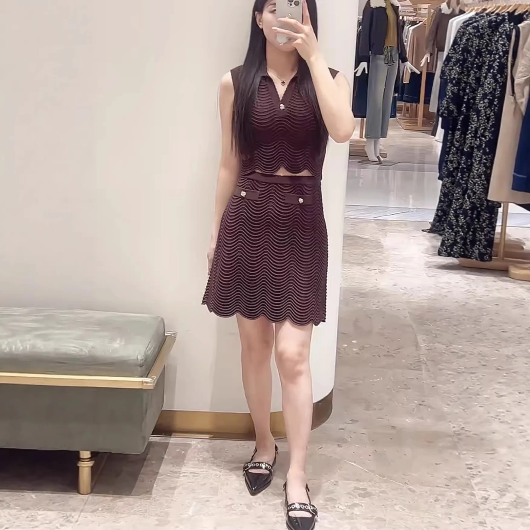 

Весенний новый женский вязаный комплект в полоску с волнистым узором: коричневый укороченный топ без рукавов с отложным воротником + мини-юбка А-силуэта с высокой талией