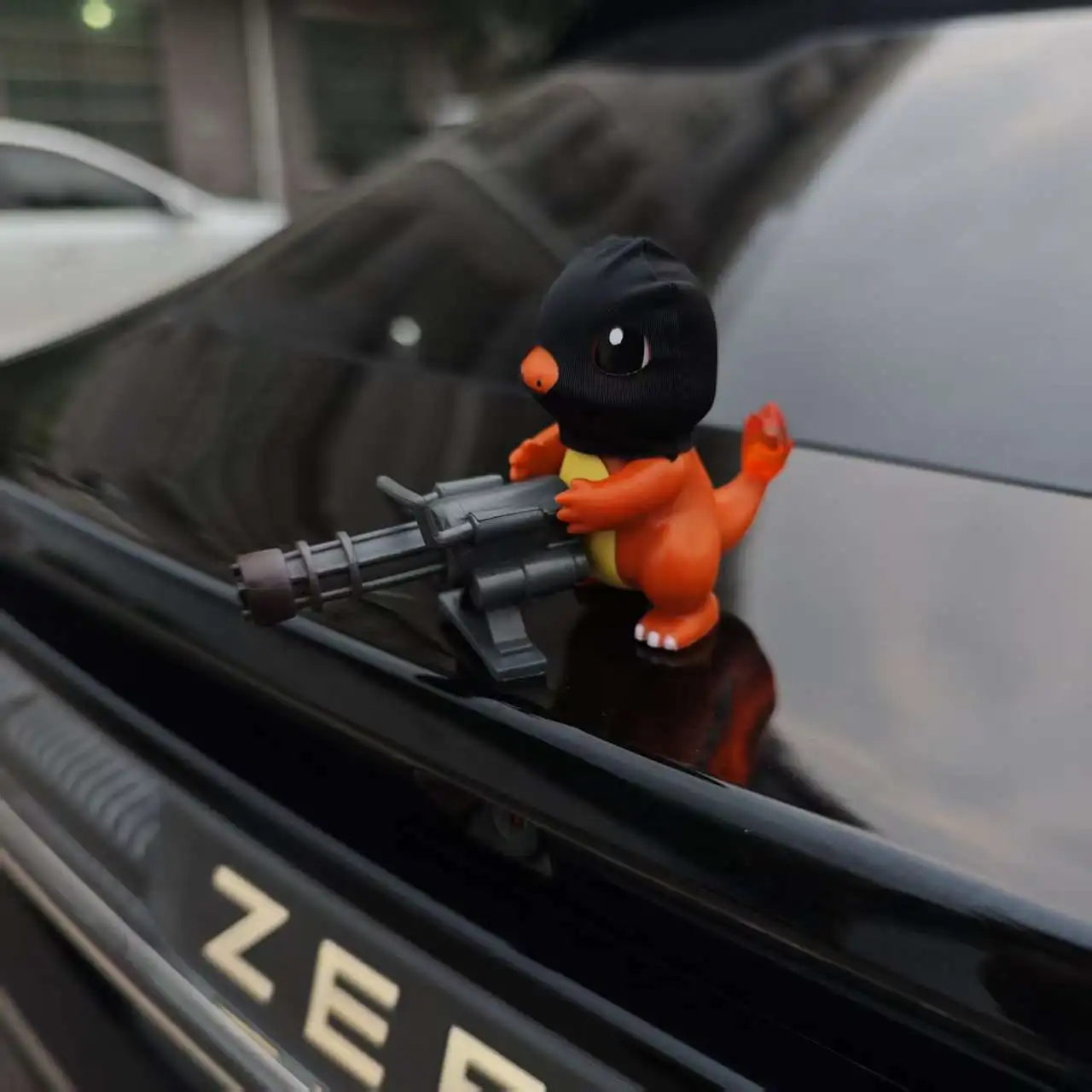Figurine Salamèche Bandit 9cm sur voiture
