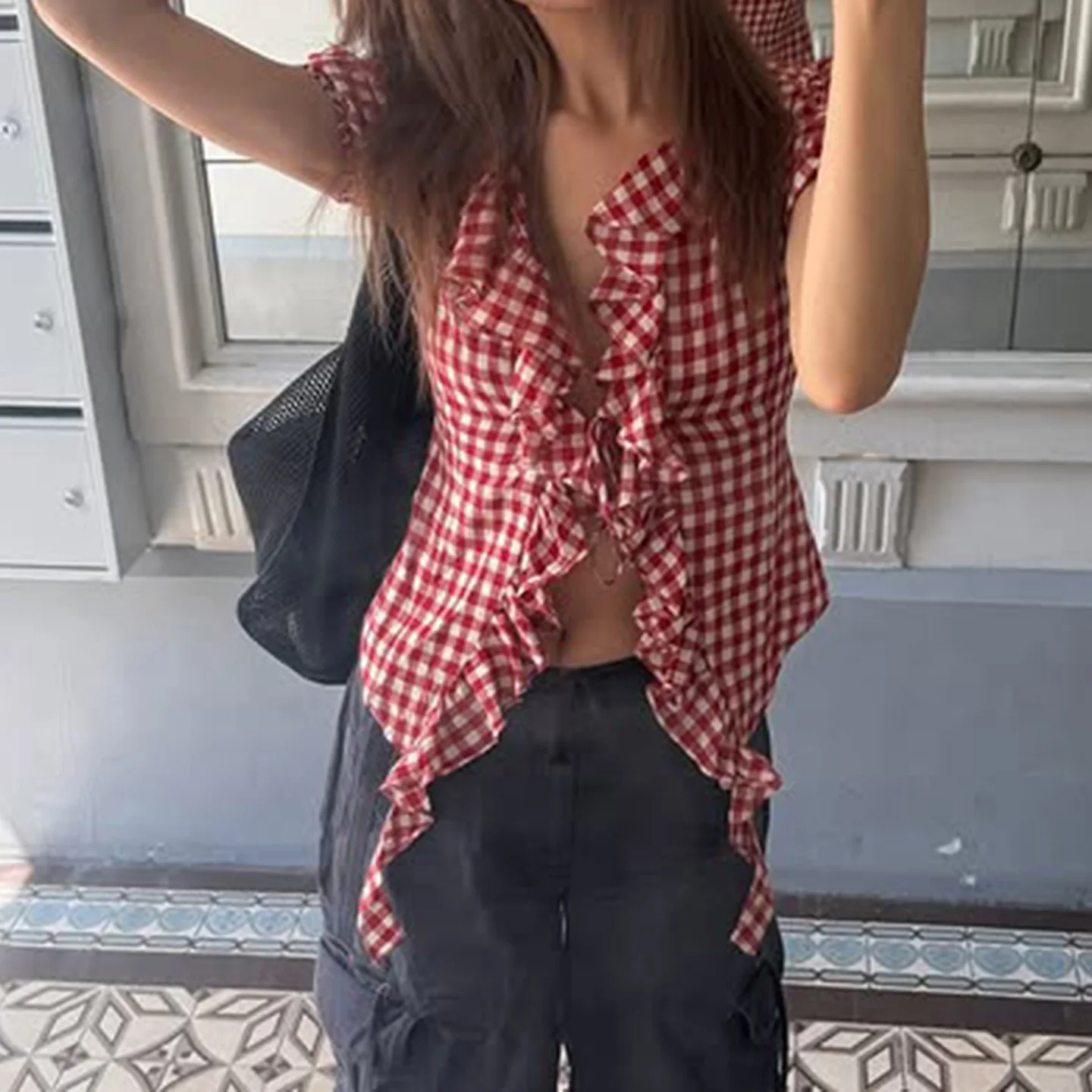 

Топ в парижском стиле, винтажный, в бордовую клетку, с рюшами, завязками спереди, пышными рукавами, короткими рукавами, драпировкой и оборками.