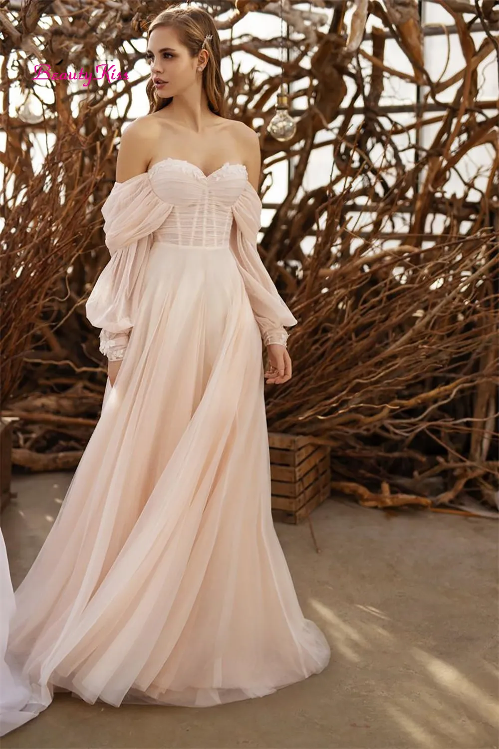 Suknie ślubne z tiulu w kolorze pudrowego różu, odpinane bufiaste długie rękawy, aplikacje, plisowane suknie ślubne z odkrytymi ramionami w stylu boho, kolekcja 2026