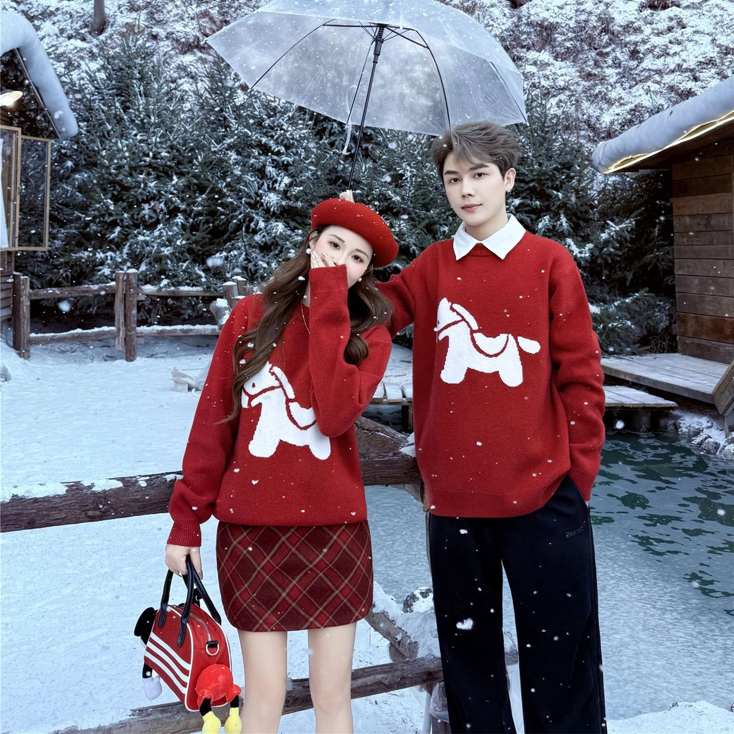 2026 السنة الجديدة الأسرة مطابقة الزي الحصان العام سترة حمراء للآباء أطفال طفل دافئ كم طويل لطيف طباعة هدية عيد