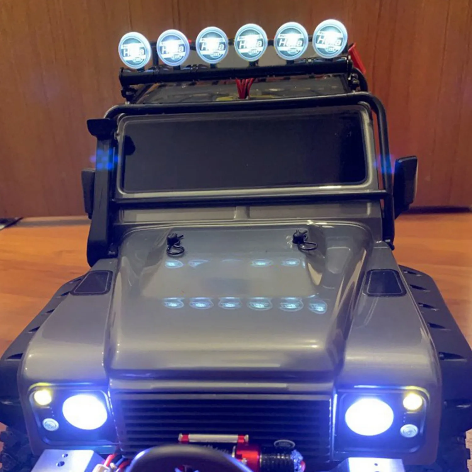 【Verbraucher-Favorite!】 2 Set RC-Autos. Teile: 1 Stück Motorhaubenabdeckung und 1 Set Metalldach-LED-Lichtleiste mit 6 LED-Leuchten