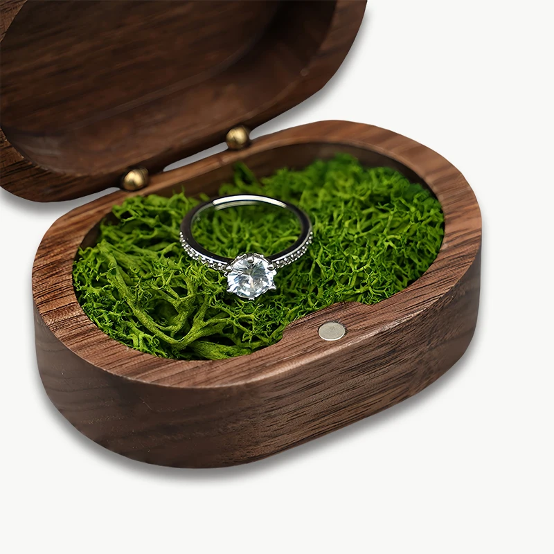 Kotak Cincin Oval Kayu Walnut Ukiran Laser Nama Tanggal Kotak Perhiasan Personal untuk Lamaran Pertunangan Hari Pernikahan