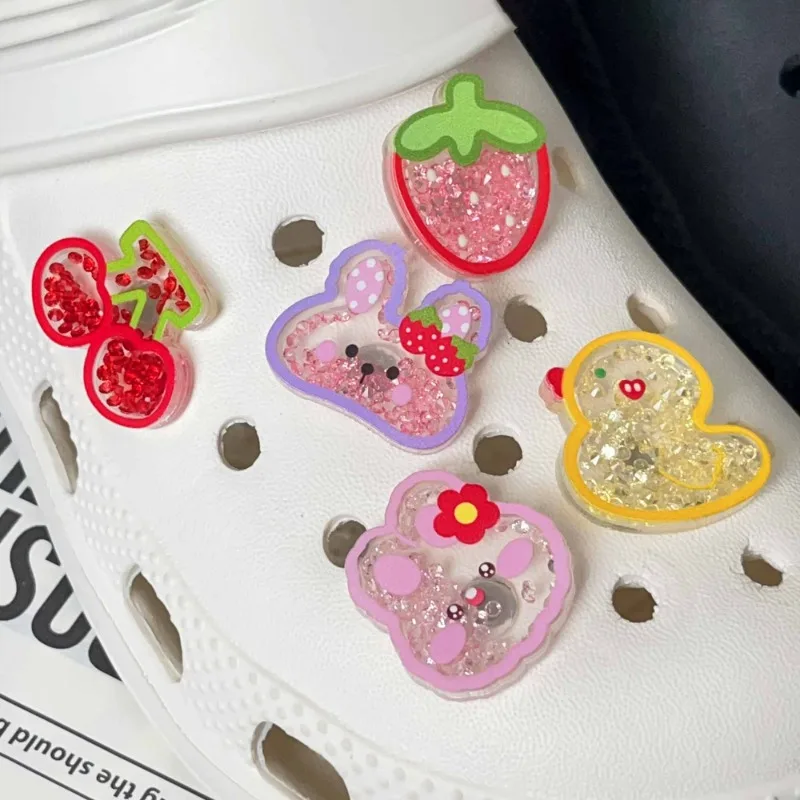 귀여운 색상 흔들어 이동 악어 장식을위한 라인 석 진주 구두 매력 나막신 핀 정원 샌들 슬리퍼 액세서리 소녀 선물