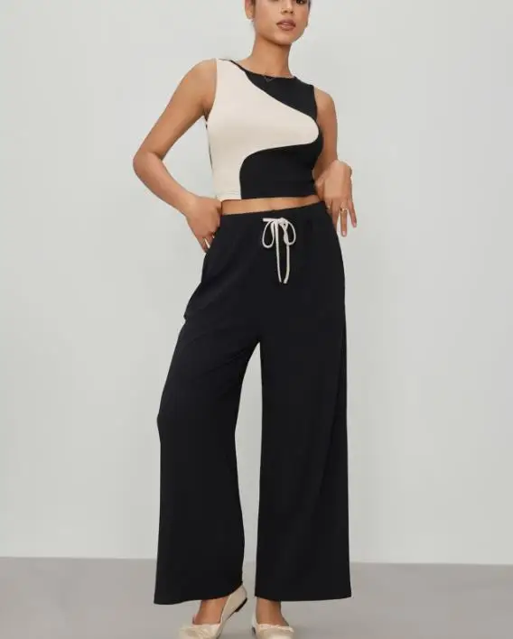 

Slim Fit Short Top with Contrasting Color Splicing And Small Pit Strips Sweet And Spicy Style Design for 2026