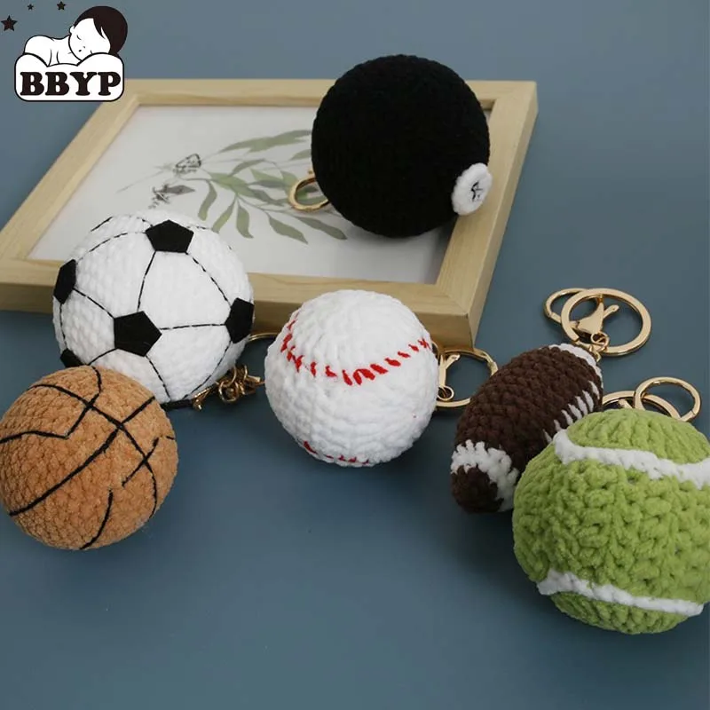 Handgefertigte, bezaubernde gehäkelte Sportanhänger, Basketball-Fußball-Strickschlüsselanhänger, süße handgefertigte Figur für Auto und Tasche