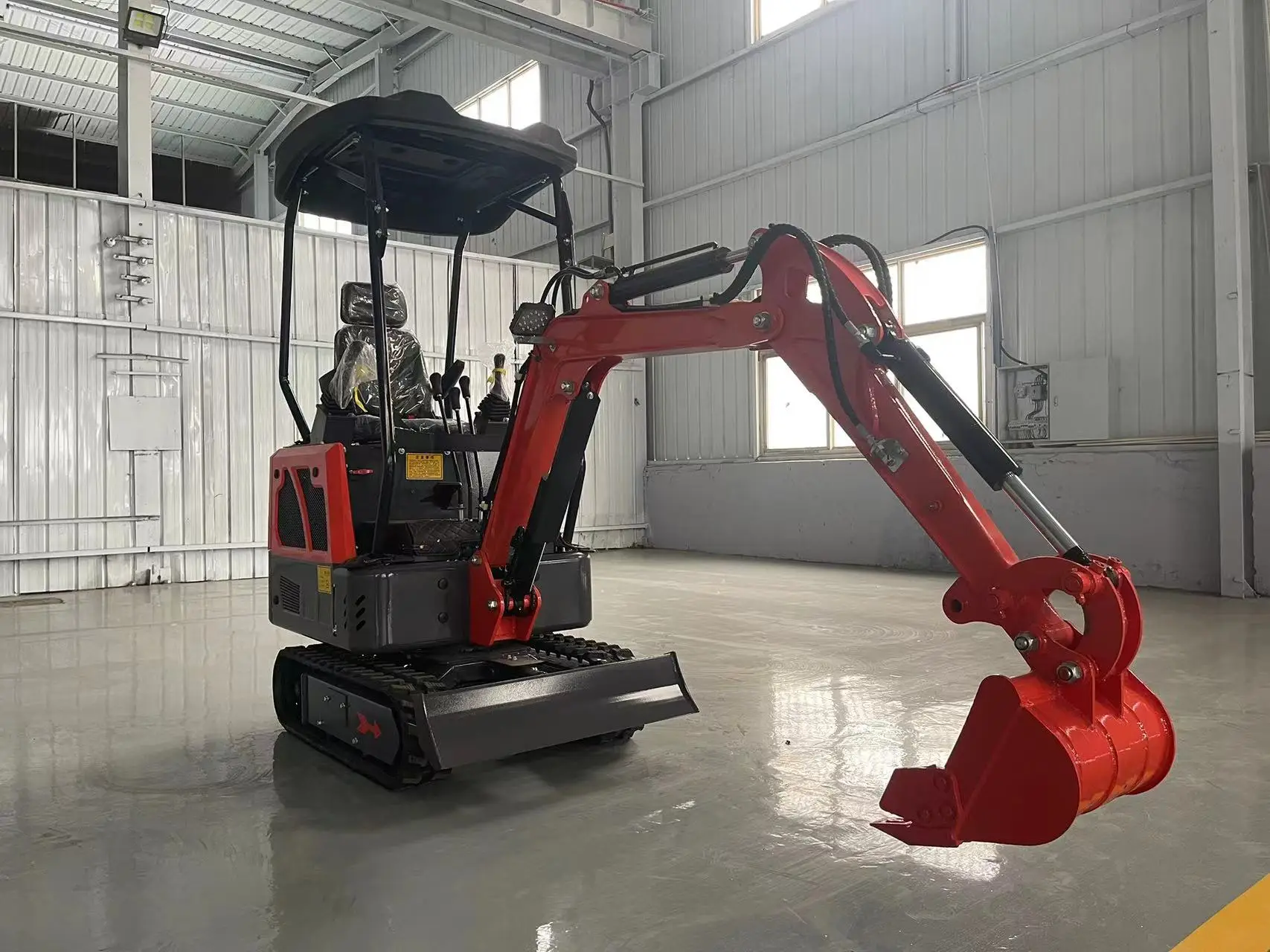 

Дешевые небольшие экскаваторы 1,5 тонны и 1,8 тонны хорошо продаются Мини-экскаваторы с кабелем водителя в продаже