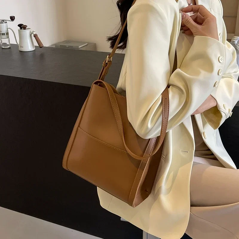 Forest Style Solid Color PU Shoulder Bag for Women 2024 Fashion Versatile Retro Tote Bag New Large Capacity Commuting Handbag