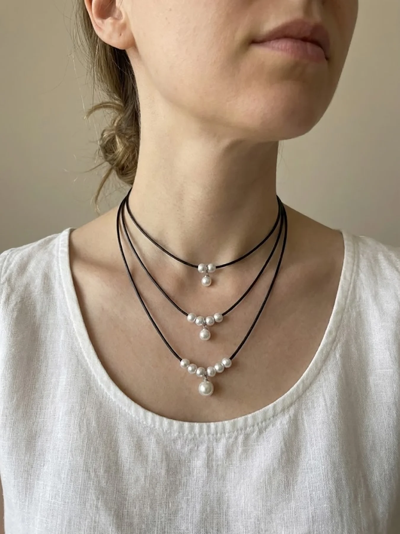 1-teilige modische Damen-Halskette im eleganten und schlichten Stil mit dreilagigem, gestapeltem weißen Kunstperlen-Anhänger, Lederband-Halskette, geeignet für den täglichen Gebrauch, Partys,