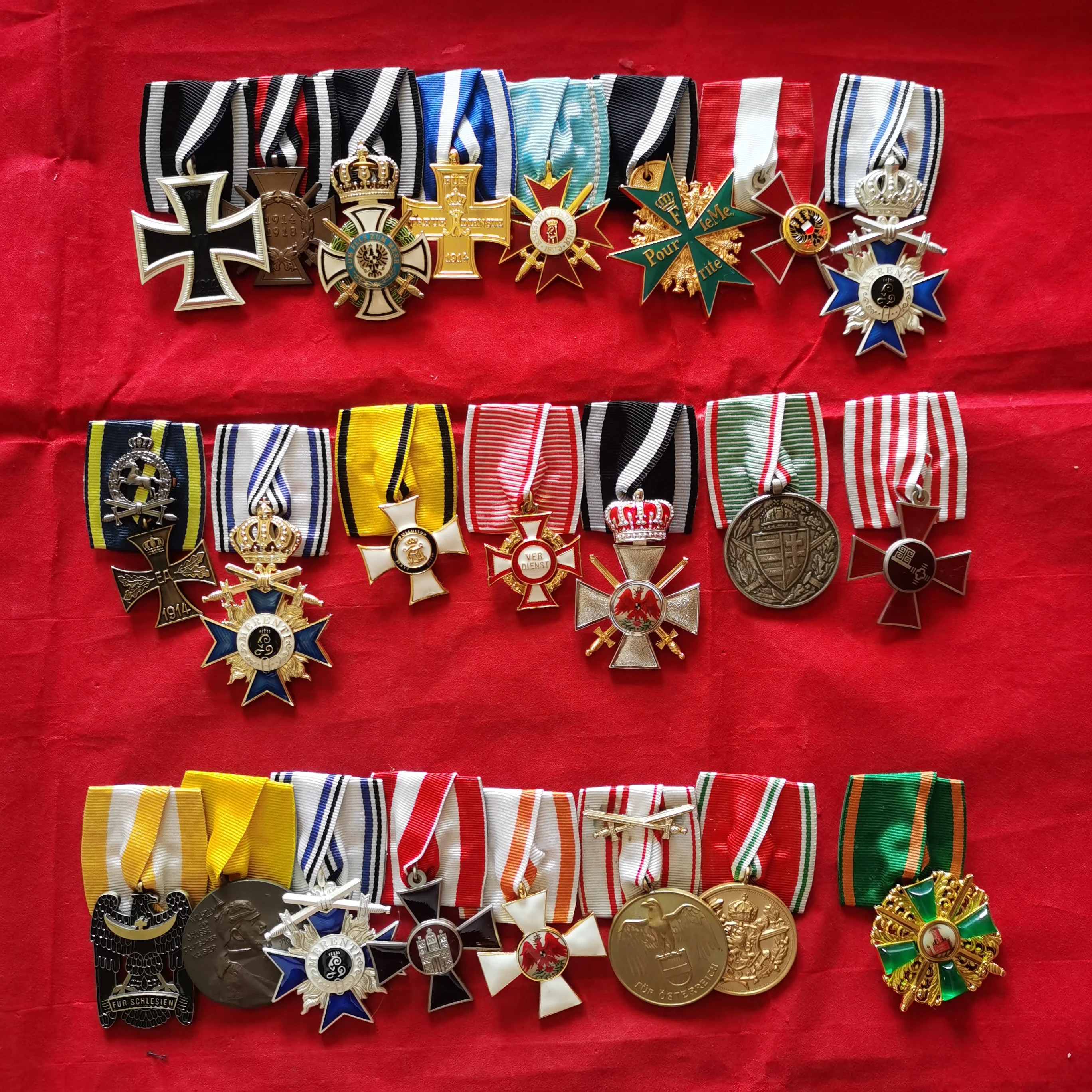 First World War Revival Prussian Memorial Badge Replica Officers Row Chapter Emblem Holder for Military Fans And Collectors