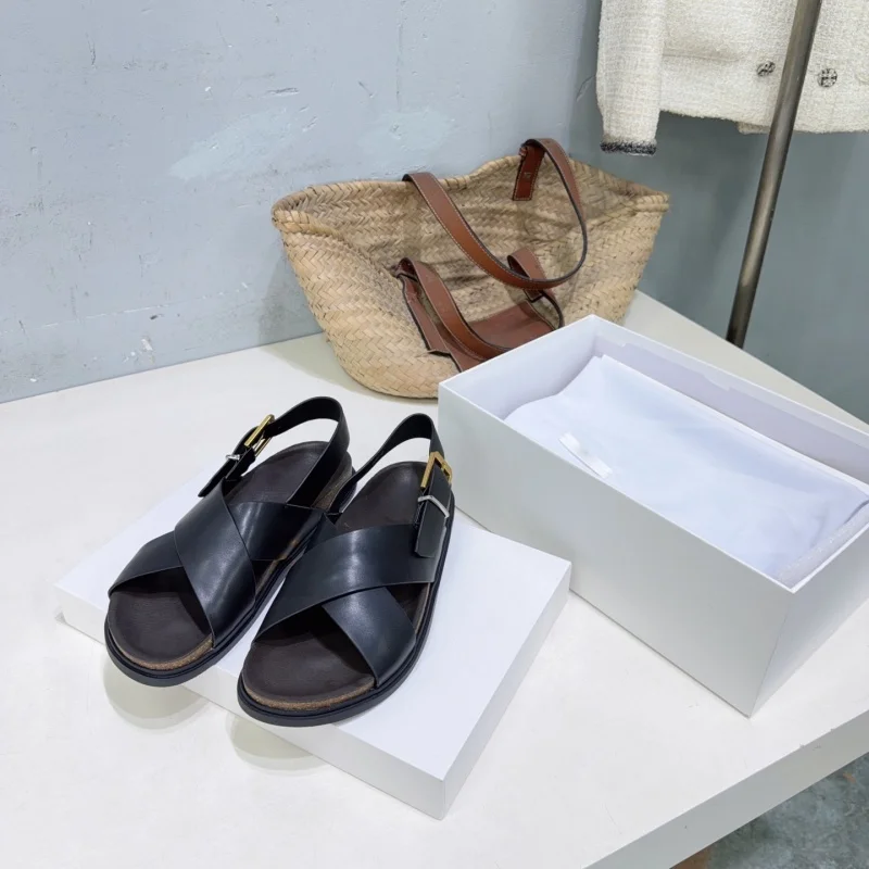 Summer flat, stylish, easy-to-wear, comfortable, cool sandals for casual wear, perfect for beach trips.