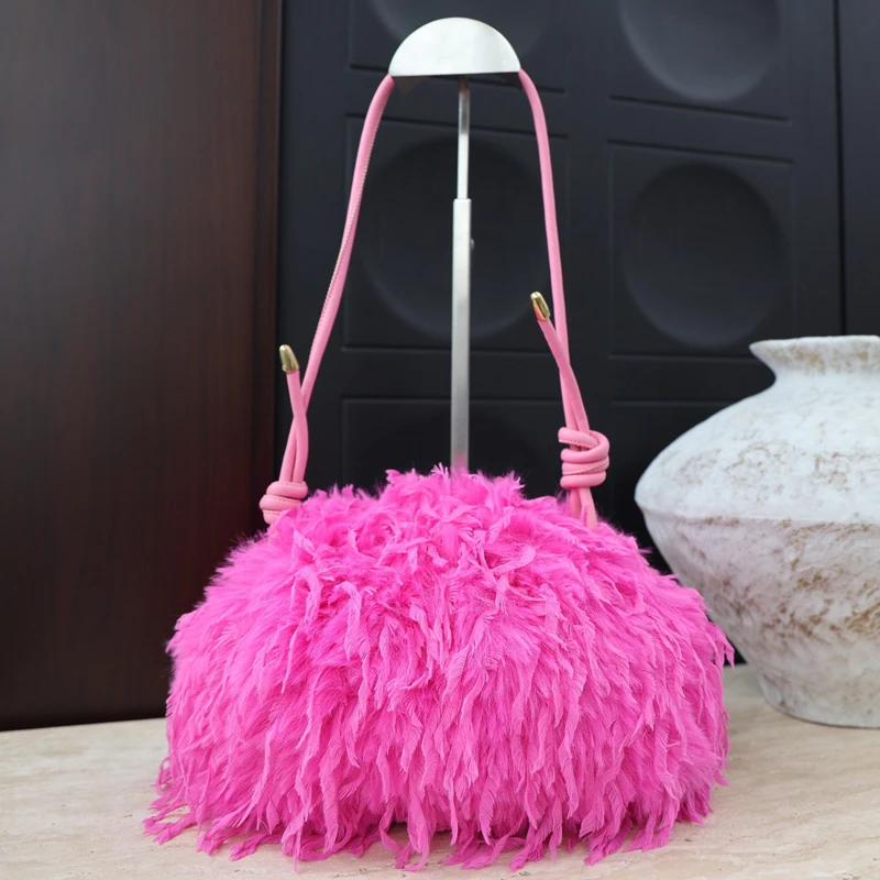 

Корейские модные сумки на клипсе из искусственного меха для женщин, роскошная дизайнерская сумка-кошелек, новинка 2025, искусственные перья, плюшевые подмышки на плечо