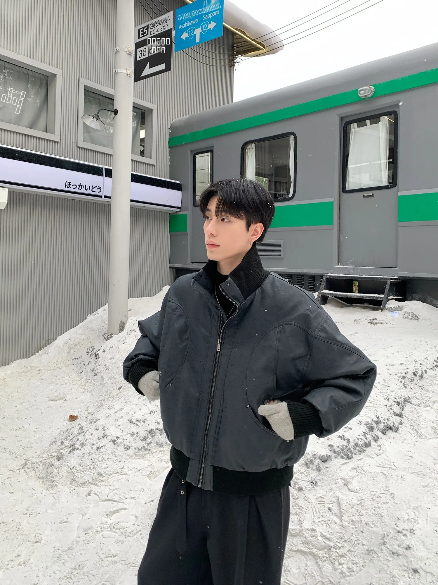 

ONELYCNS Мужская зимняя куртка в американском ретро-стиле с воротником-стойкой, кожаной отделкой, на белом пуху, теплая, ветрозащитная верхняя одежда