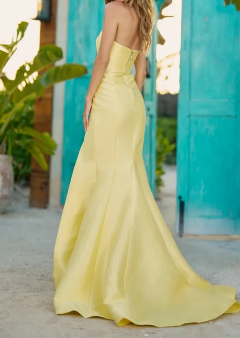 Elegante Lichtgele Zeemeermin Strapless Lange Satijnen Bruidsmeisjesjurk Met Lange Trein Zijsplit Midi Prom Dress Trouwfeestjurken