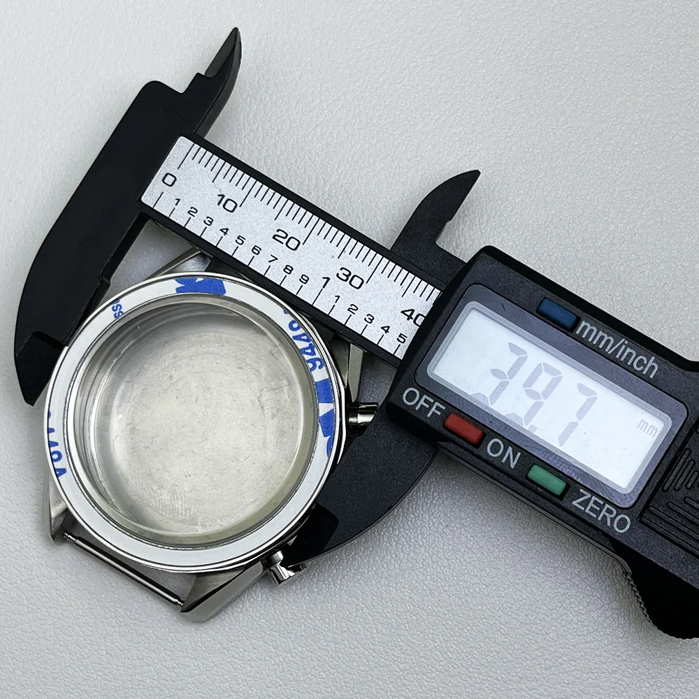 Das 39,7mm VK63 Uhrengehäuse ist Silber-Weiß und Blau-Schwarz, mit silberbeschichtetem Glas und VK63 Quarz-Chronograph-Armband. – Detail 1