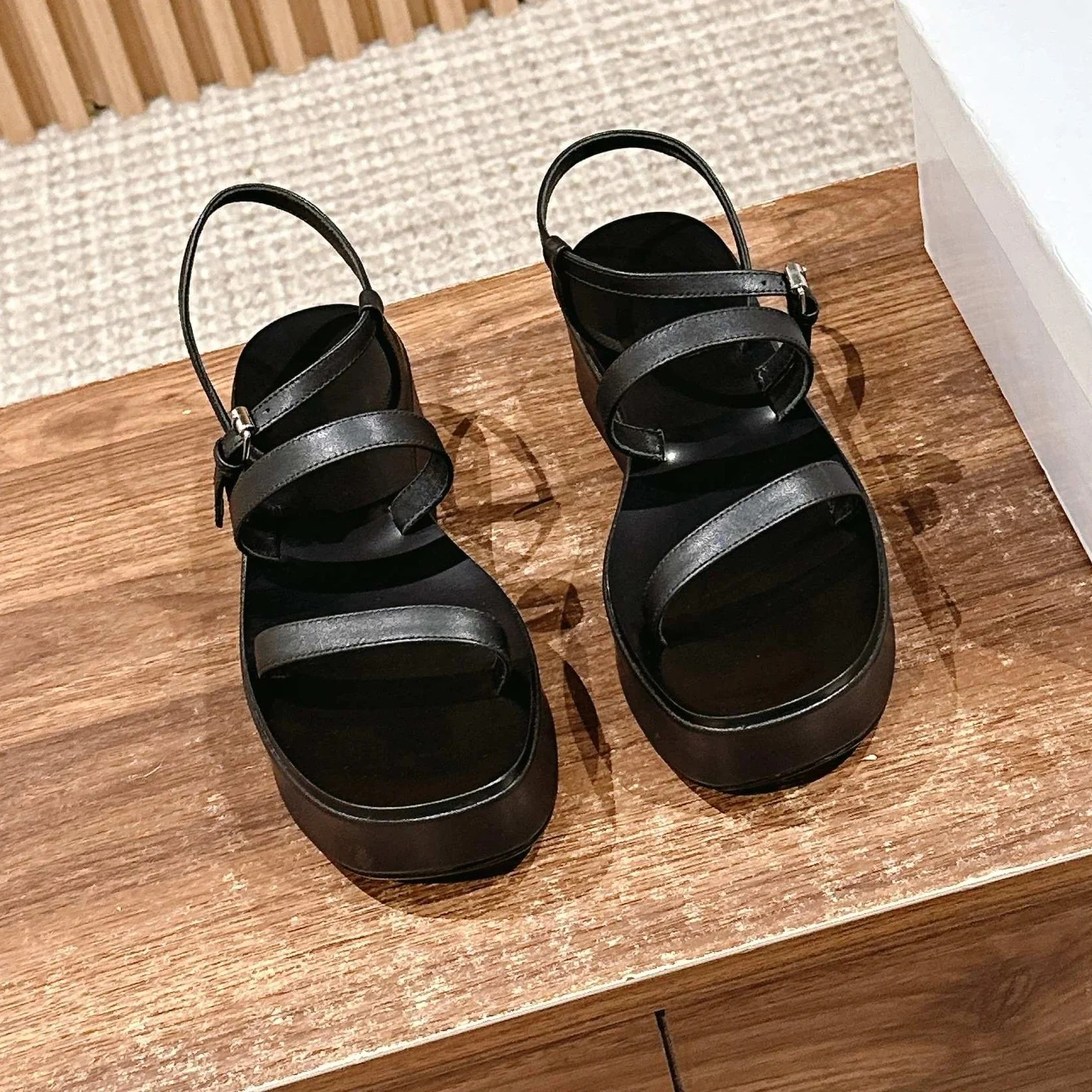 2025 FANGXITING أحدث الصيف جلد طبيعي المفتوحة تو سميكة وحيد مشبك حزام صناديل للنساء صنادل طراز جلاديتور أحذية مصعد