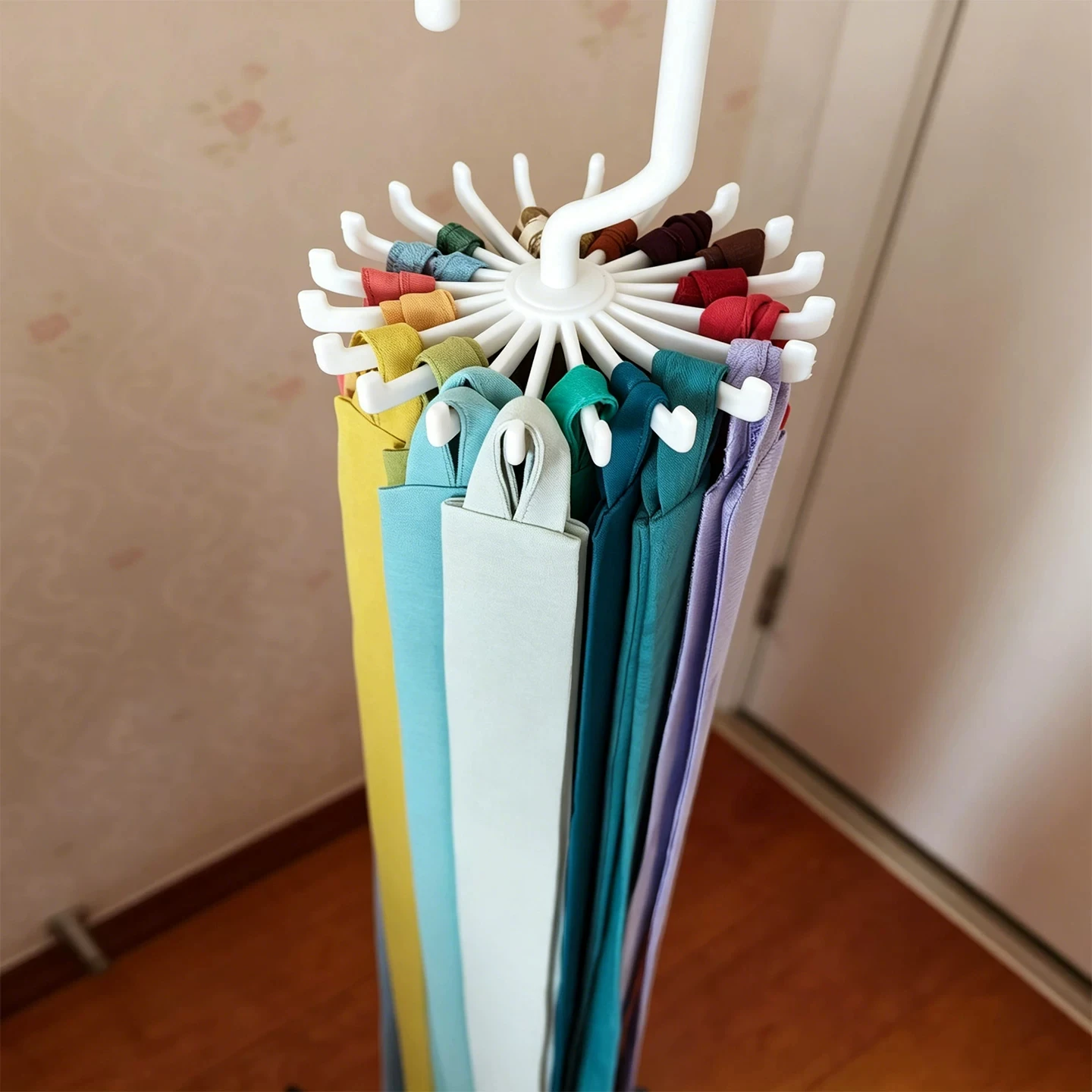 suporte-expositor-multifuncional-para-lencos-cintos-e-gravatas-organizador-rotativo-para-uso-domestico-estilo-creme-tipo-gancho-para-saias
