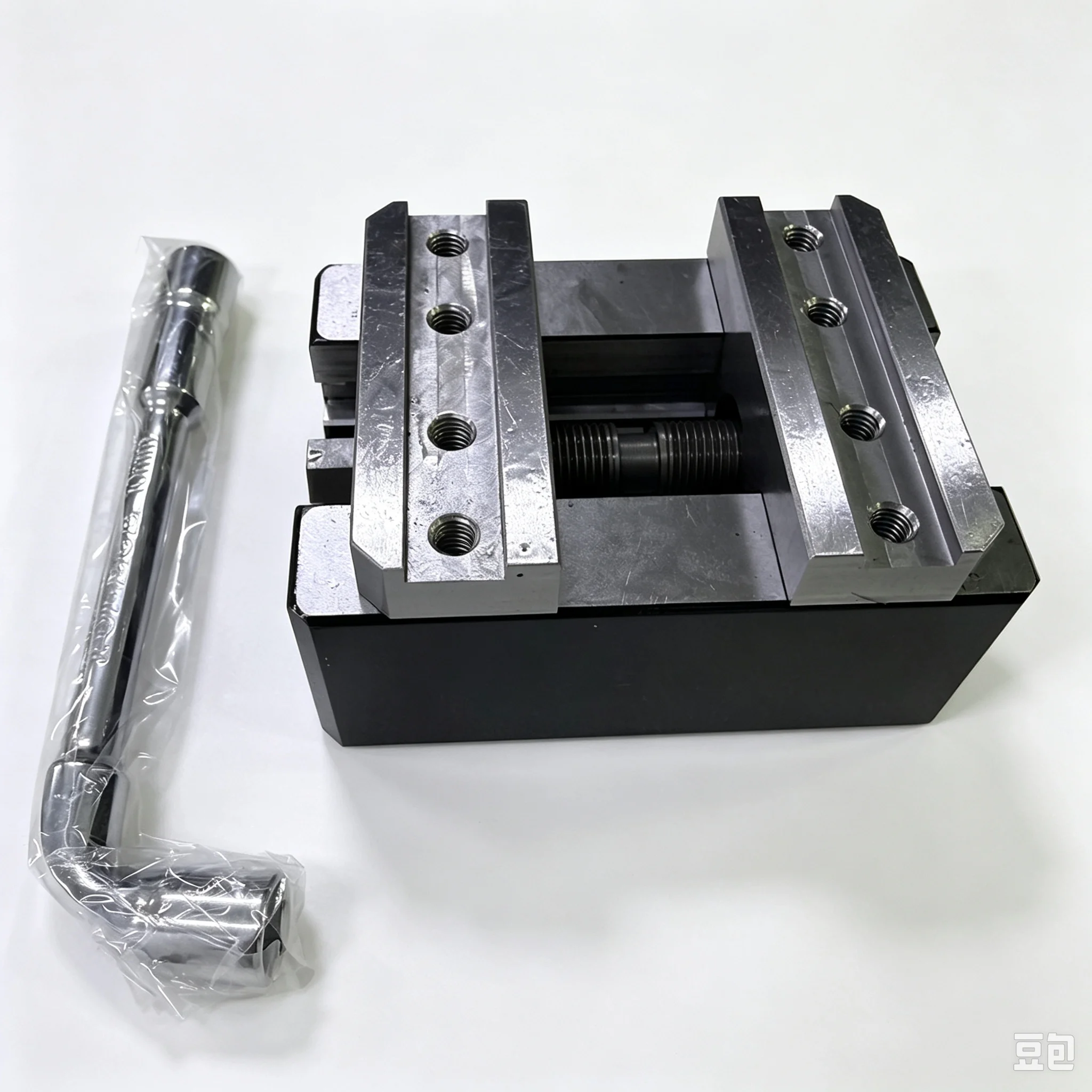 Four axis five axis precision turntable fixture CNC self centering vise NK-100-70