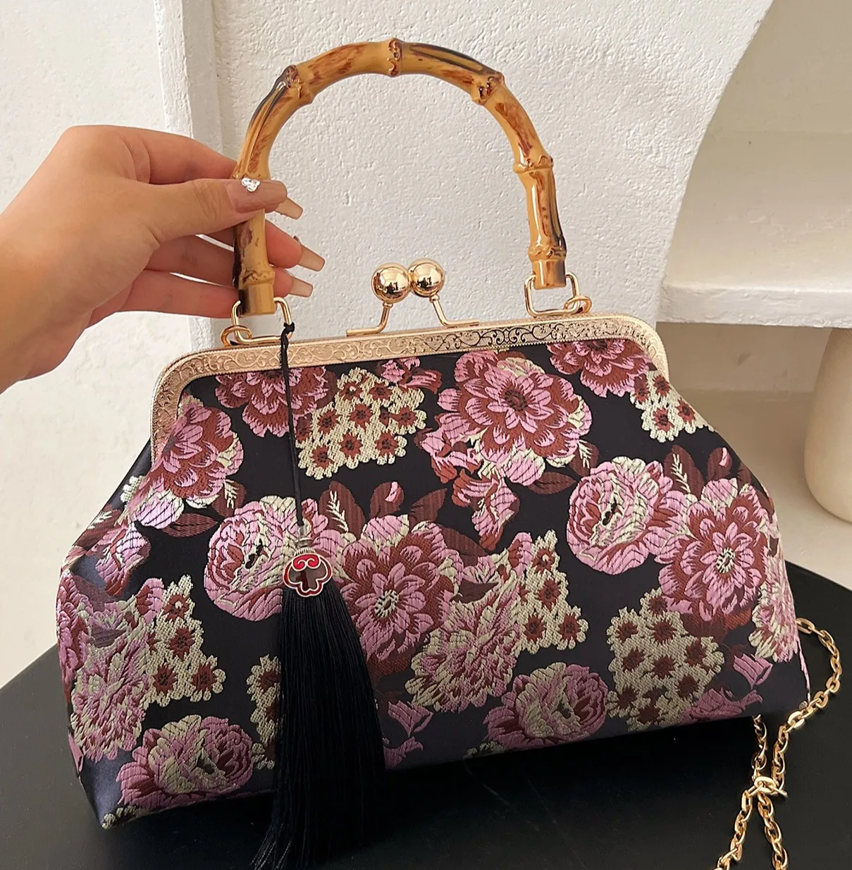 

Retro Floral Clutch Bag Elegant Ladies Handbag Classic Crossbody Bag with Clip-On Buckle for Women