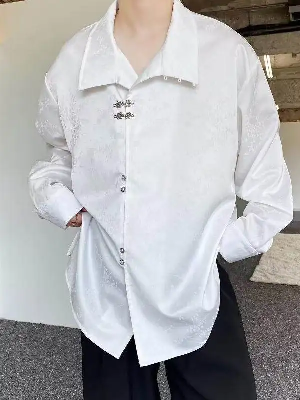 

Новая китайская мужская рубашка с металлическим синим декором, из струящейся атласной ткани, с длинными рукавами, свободного кроя, белая, в традиционном национальном стиле.