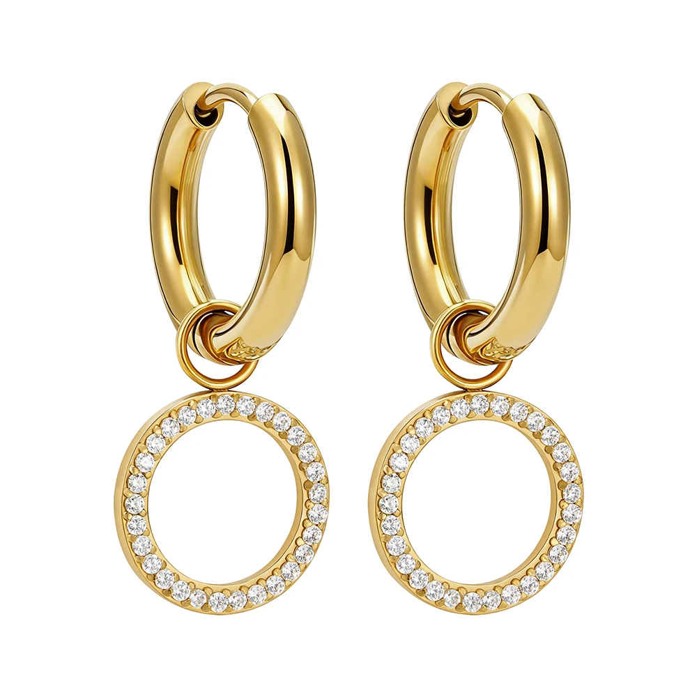 Brincos de argola Huggie com pingente circular vazado e cravejado de zircônias (estilo pavé), em aço inoxidável 316L banhado a ouro 18K — para mulheres.