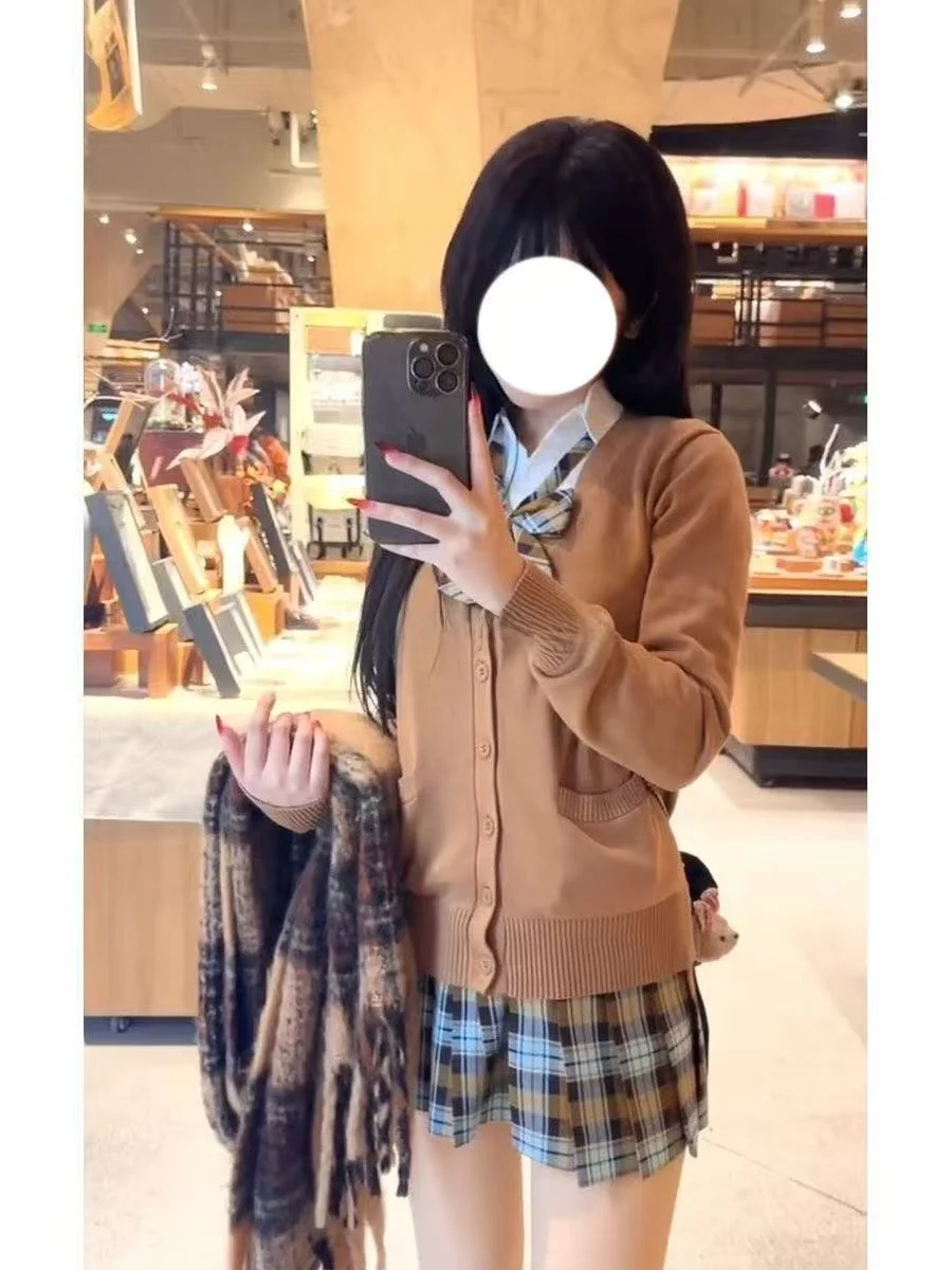 

Коричневый вязаный кардиган, тюнер, комплект для колледжа, многослойный универсальный осенний женский ансамбль, костюм-стойка из четырех предметов