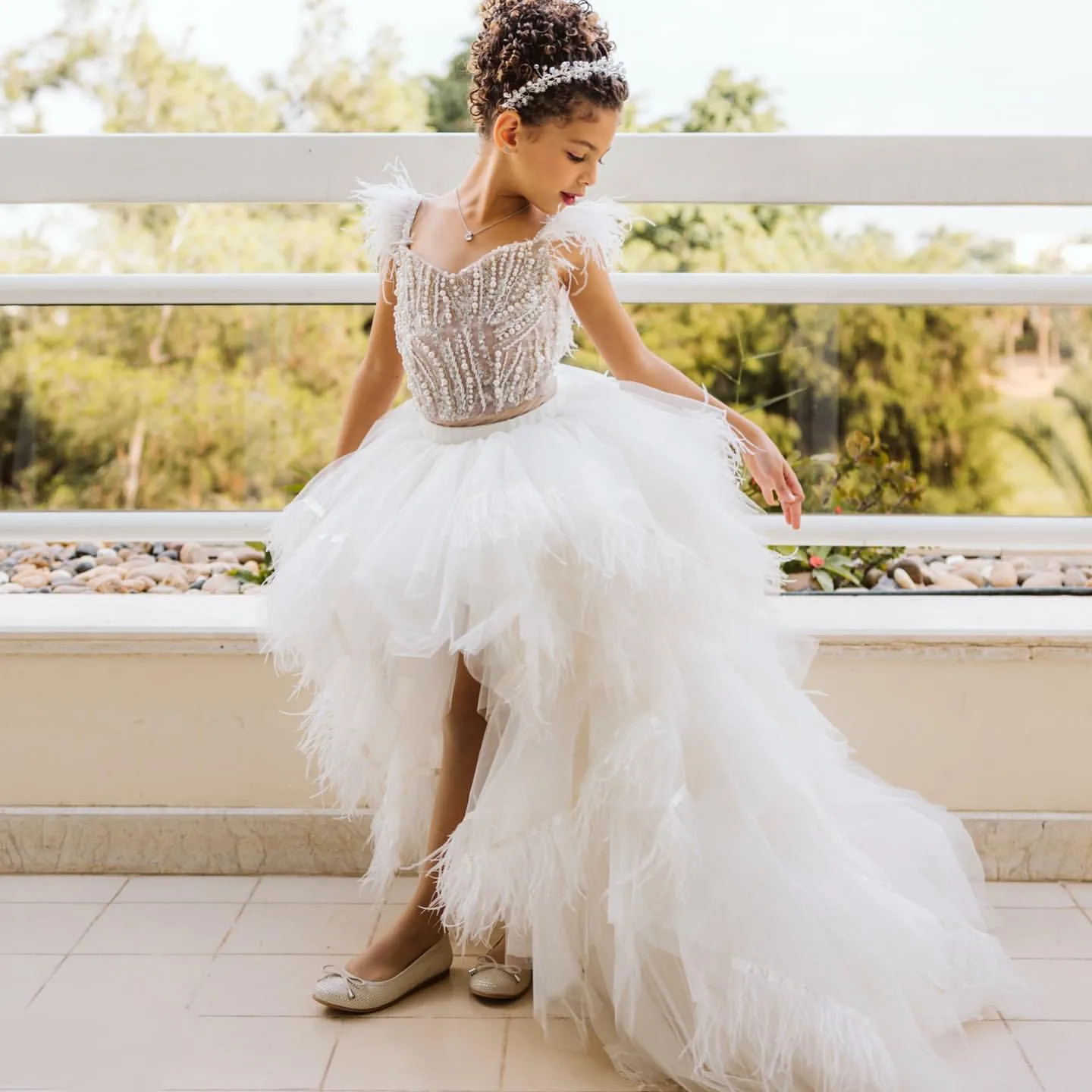 

2024 White Hi-Lo Flower Girl Dresses Ball Gown Tulle Feather Pearls Tiers Little Girl Peageant Birthday Christening Dress Gowns