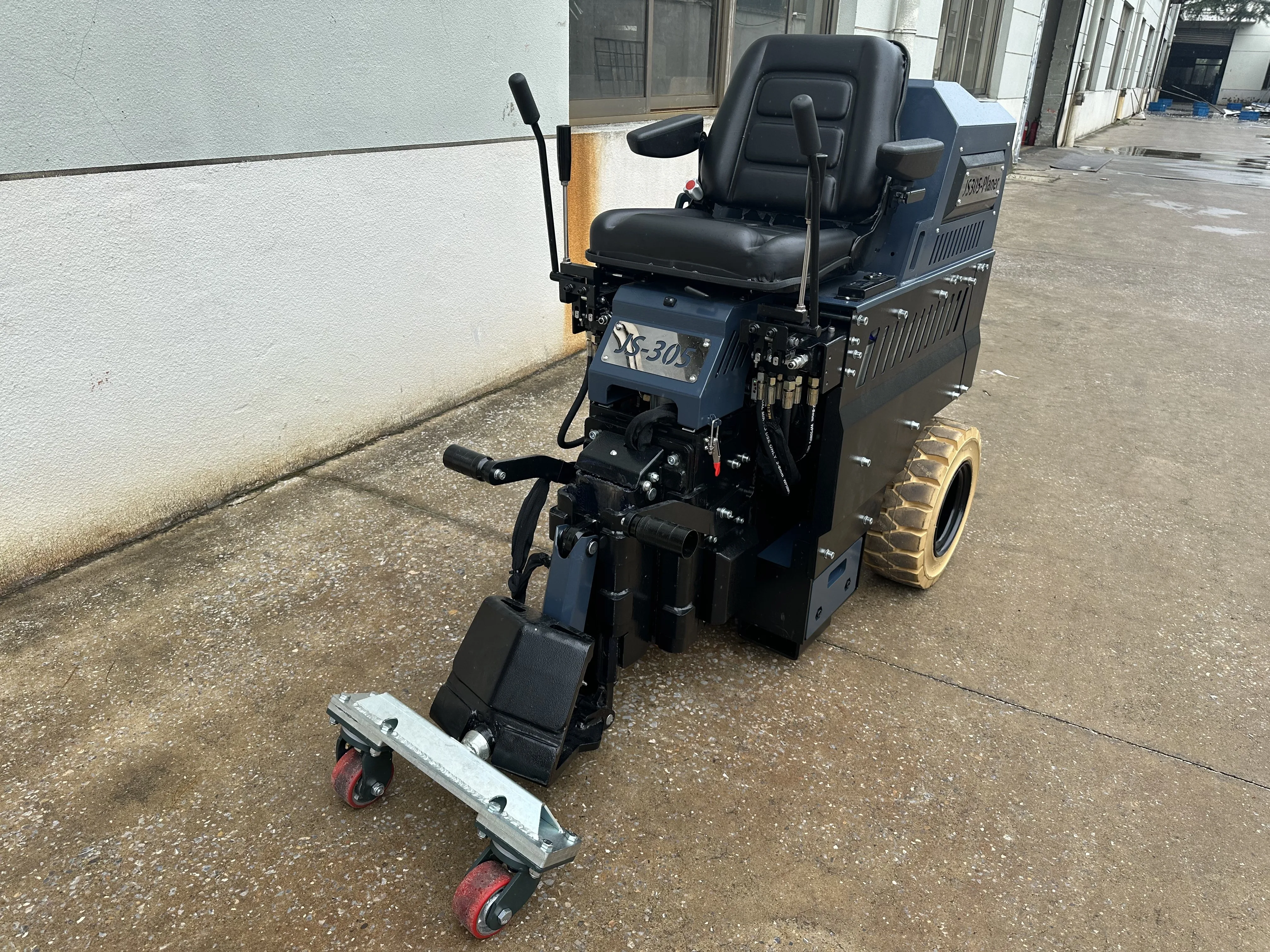 Electric Automatic Ride-On Industrial Floor Scraper Machine with High Efficiency Motor