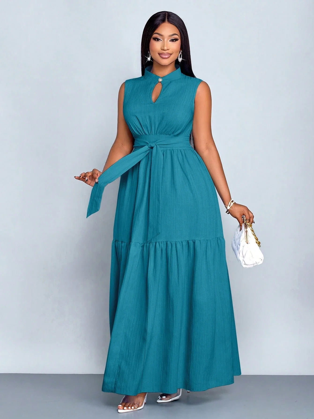 

Элегантное женское макси-платье без рукавов с воротником-стойкой, вырезами, приталенной талией и многоярусной юбкой