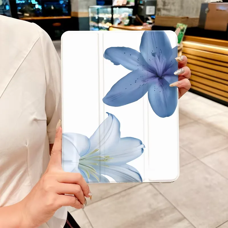 Blue and White Elegant Lily Flowers Fold Tablet Case For iPad Pro 13 11th A16 12.9