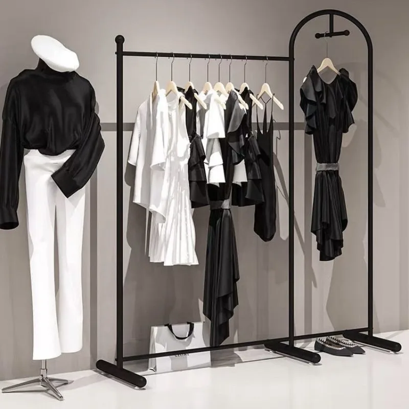 

Специальная витрина для магазина одежды. Стеллаж для одежды от пола до потолка. Магазины мужской и женской одежды – это подвесные полки.