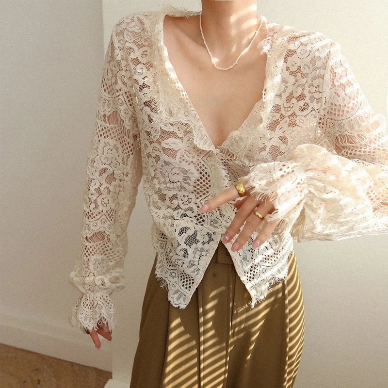 Elegant lace bottom shirt with women's autumn and winter new style lining V-neck long sleeved small shirt on top of clothes