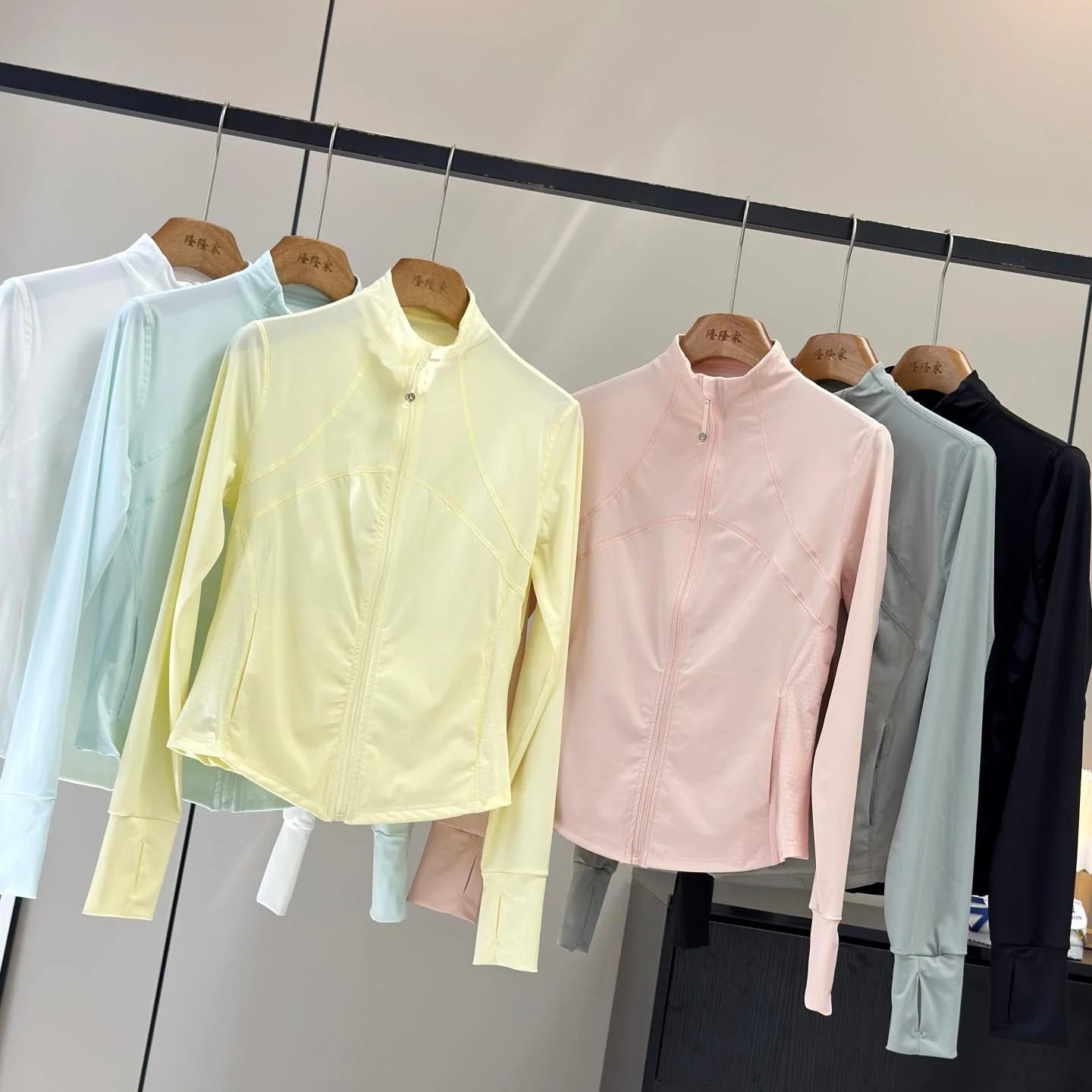 

Одежда для йоги в стиле Lu, защита от солнца, легкая, дышащая, прохладная на ощупь, облегающая короткая верхняя одежда из нейлоновой ткани, женское пальто в спортивном стиле