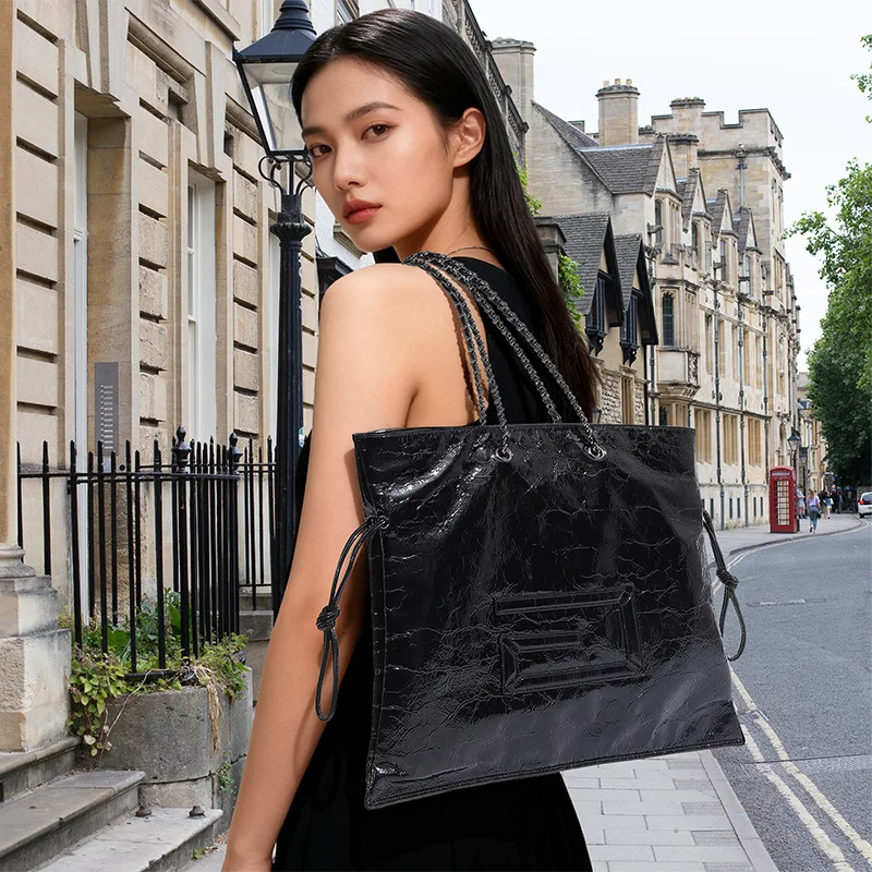 

Fashionable Women's Large Capacity Trendy Pleated Handbag New Soft Oil Wax PU Leather Retro Style Design Commuter Armpit Bag