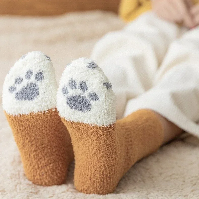 Плюшевые носки для женщин, утепленные длинные носки-тапочки из кораллового флиса с милым дизайном кошачьей лапы, универсальные для домашнего ношения