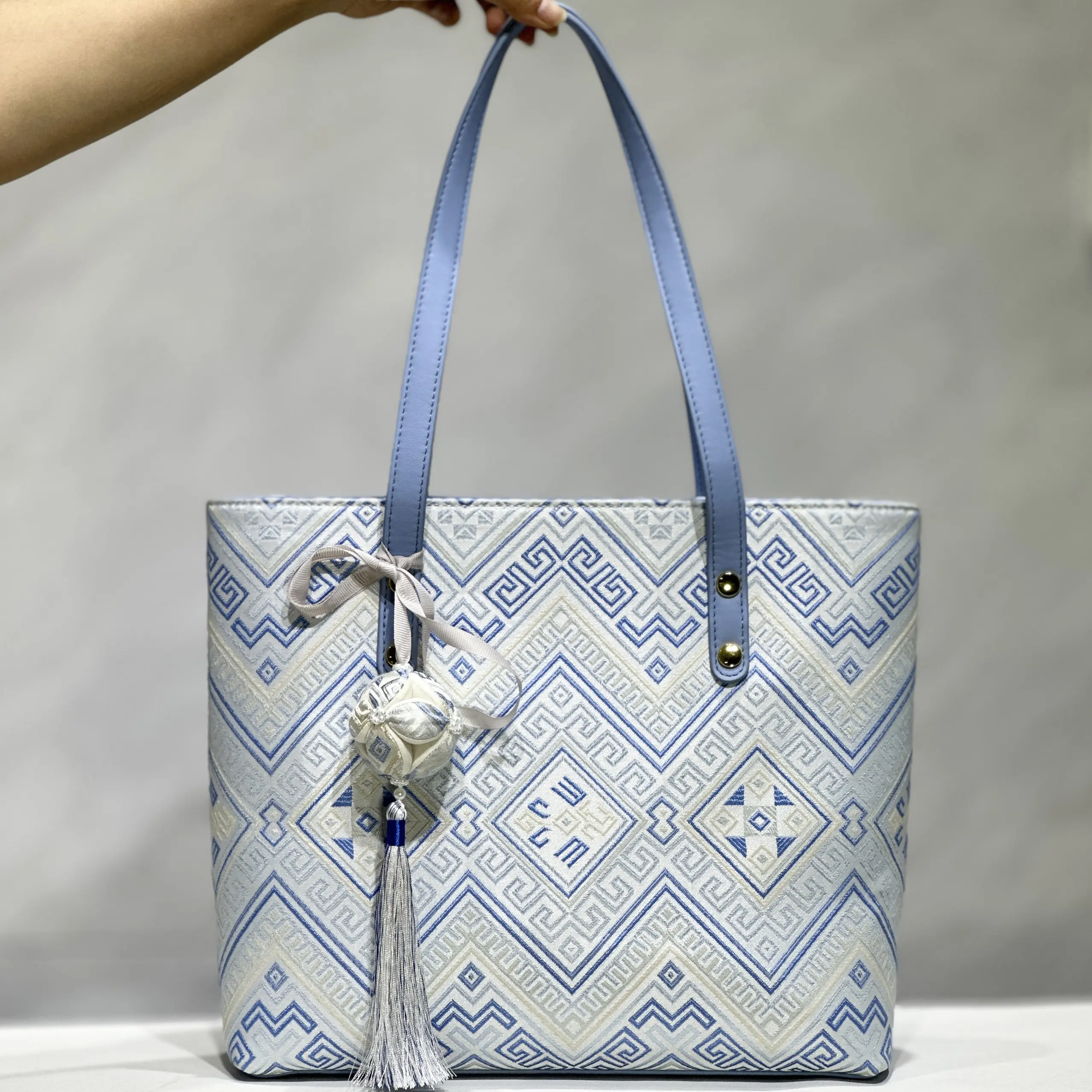 grand-sac-fourre-tout-a-motif-geometrique-bleu-et-blanc-broderie-yao-style-ethnique-sac-a-bandouliere-sac-a-main-sac-decontracte-tendance