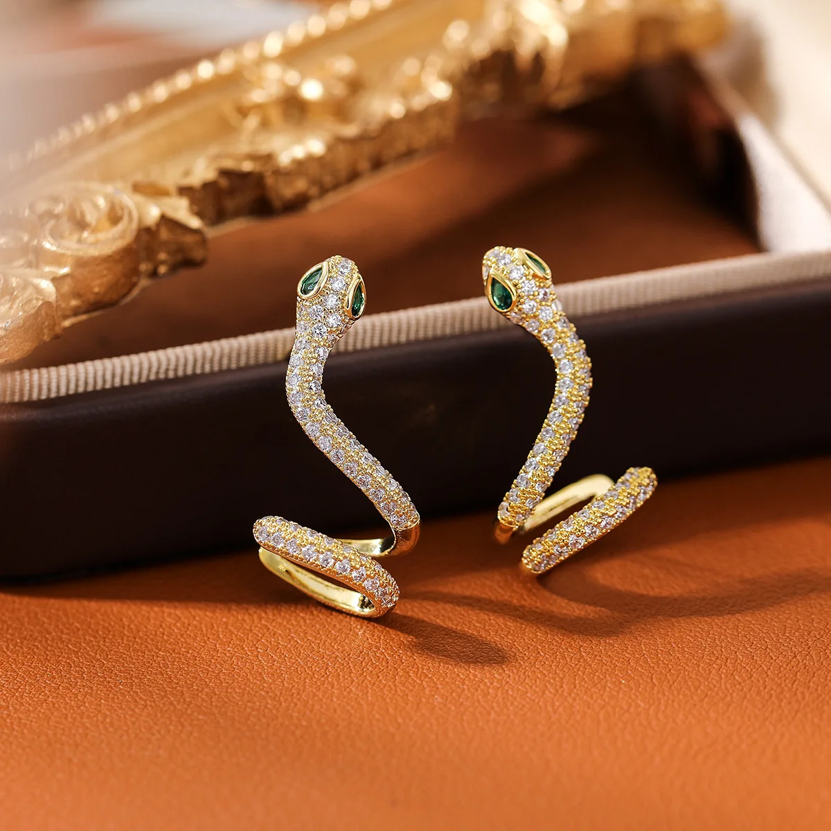 Small snake micro-set zirconite stud earrings, ultra-bright full-diamond ear pendants in the shape of a snake.