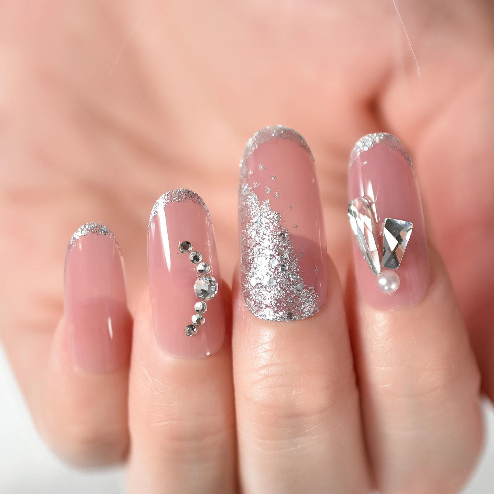 Drücken Sie auf lange Squoval-Fingernagelspitzen mit glitzernden künstlichen Nägeln, wiederverwendbare künstliche Nägel mit vollständiger Abdeckung für die tägliche Partys