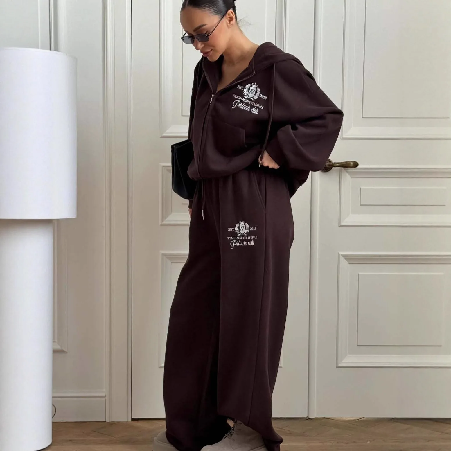 

Женский повседневный комплект из 2 предметов, толстовка с капюшоном и брюки с вышивкой, свободный осенне-зимний спортивный костюм, новинка